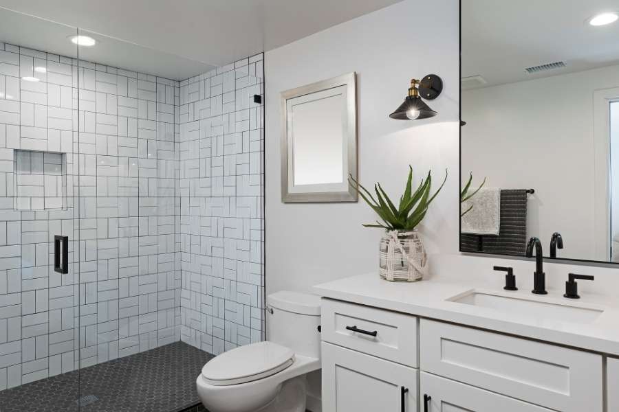 Salle de bain moderne avec carrelage métro vertical et douche vitrée, un style de WC contemporain.