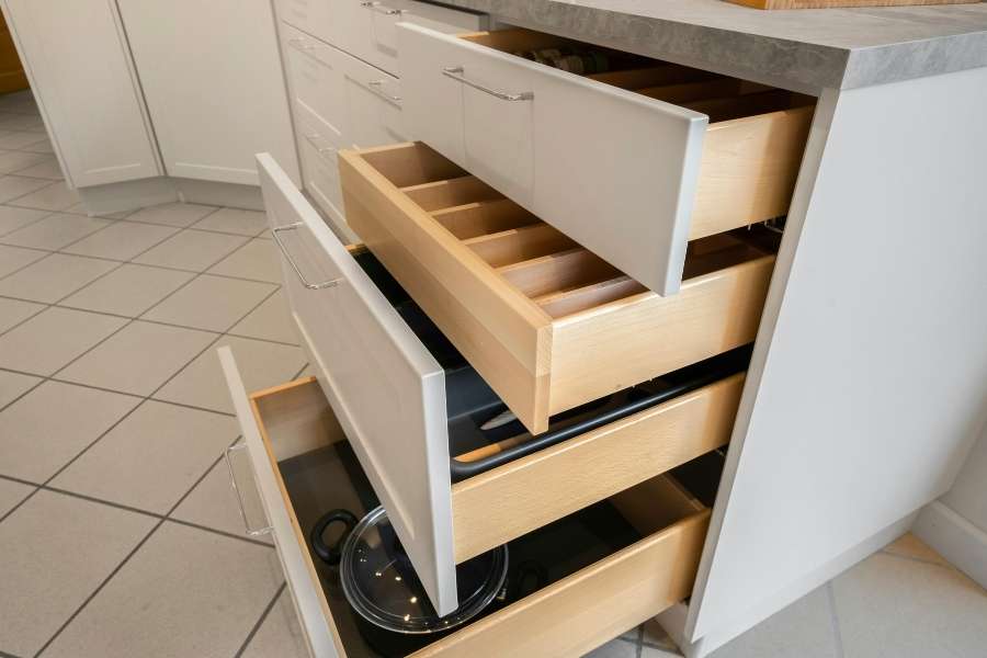 Des tiroirs de cuisine coulissants en bois intégrés dans un meuble moderne
